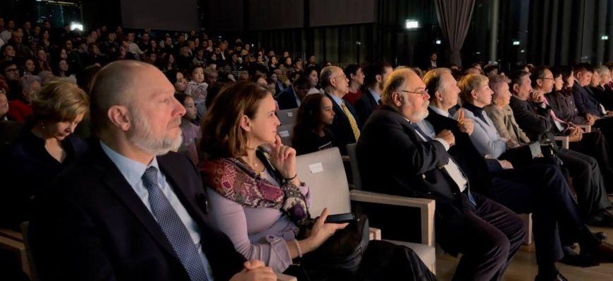 АТЫРАУЛЫҚ ОРКЕСТР ҰЖЫМЫ ШЕТЕЛДІК КӨРЕРМЕННІҢ ҚОШЕМЕТІНЕ БӨЛЕНДІ