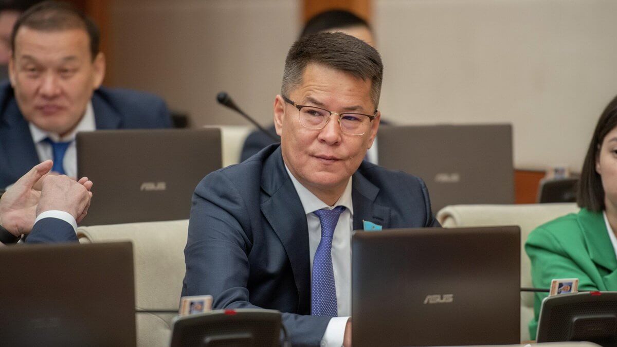 Мәжіліс депутаты Ә.Жұбанов атыраулықтарға 50 пайыздық экологиялық үстемақы төлеп, оны жергілікті бюджет есебінен жүзеге асыруды ұсынды