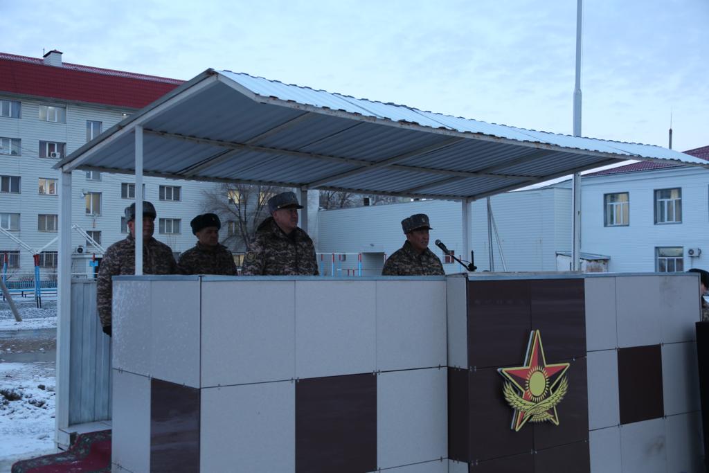 Қарулы күштер Бас штабының бастығы Атырау гарнизонындағы әскери нысандарды тексерді