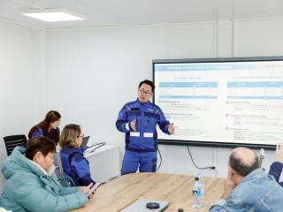 Атыраулық қоғам белсенділері полиэтилен зауытының құрылыс барысымен танысты