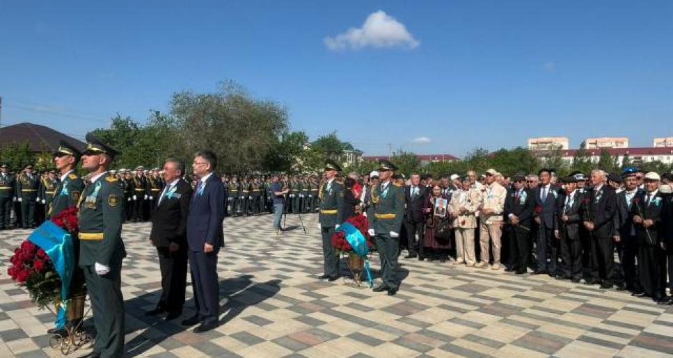 Атырауда Мәңгілік алауға гүл шоқтары қойылды