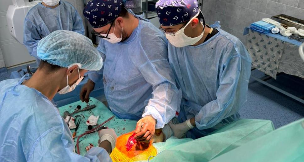 Жылыойда дәрігерлер заманауи жабдықтар көмегімен күрделі ота жасай бастады