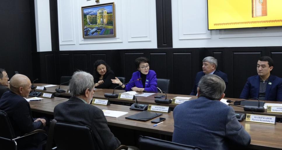 Жаңа Конституцияны қабылдау мәселесін бүкілхалықтық референдумға шығару ұсынылды