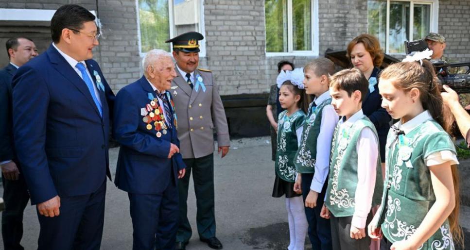 Семейде ардагерлерді Ұлы Жеңістің 80 жылдығымен құттықтады