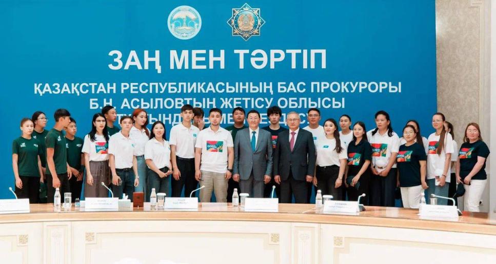 Бас Прокурор Жетісу облысында мектеп салынып жатқан  жерге «естелік капсуласын» орнатты және жұртшылықпен кездесті