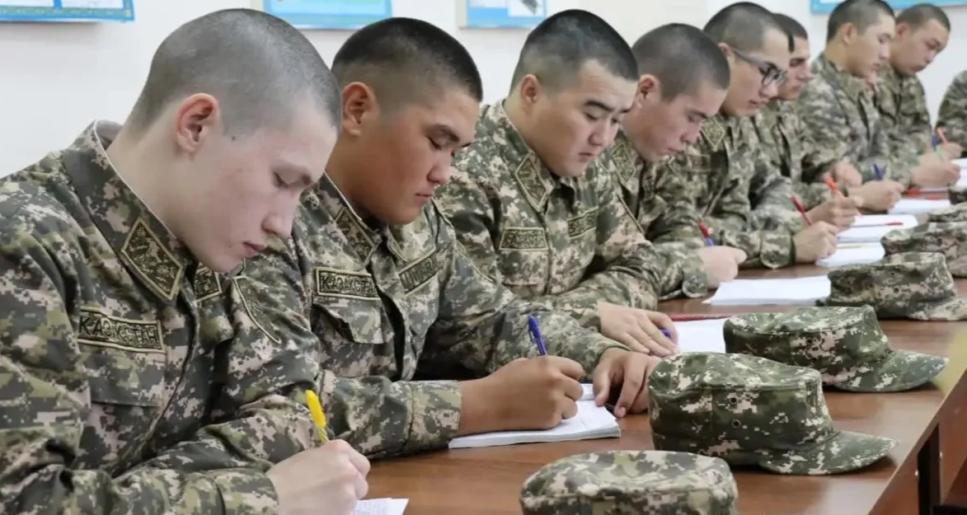 Әскери тәртіпті реттейтін заңды қайта қарау қажет — депутат